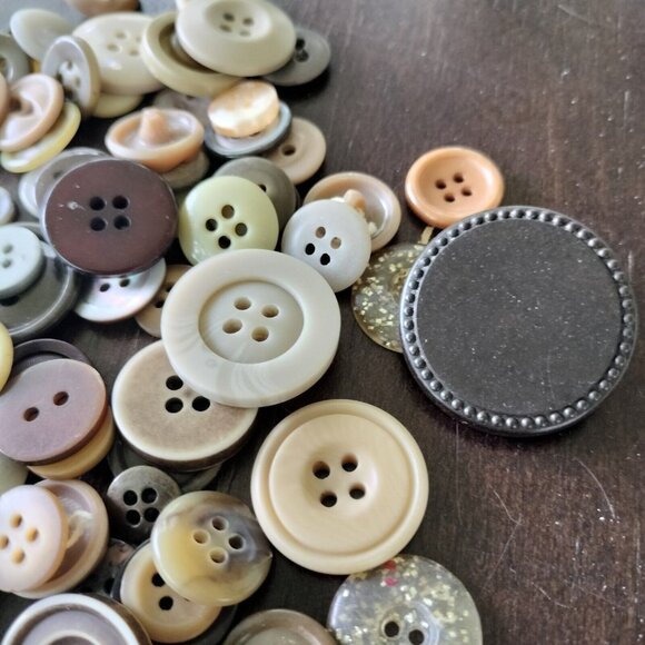 Vintage To Modern Button Lot Brown Tan Beige Plastic Celluloid Bakelite Round - Picture 2 of 7